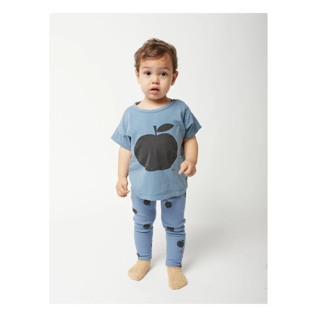 Kind trägt T-Shirt Bobo Choses Blau