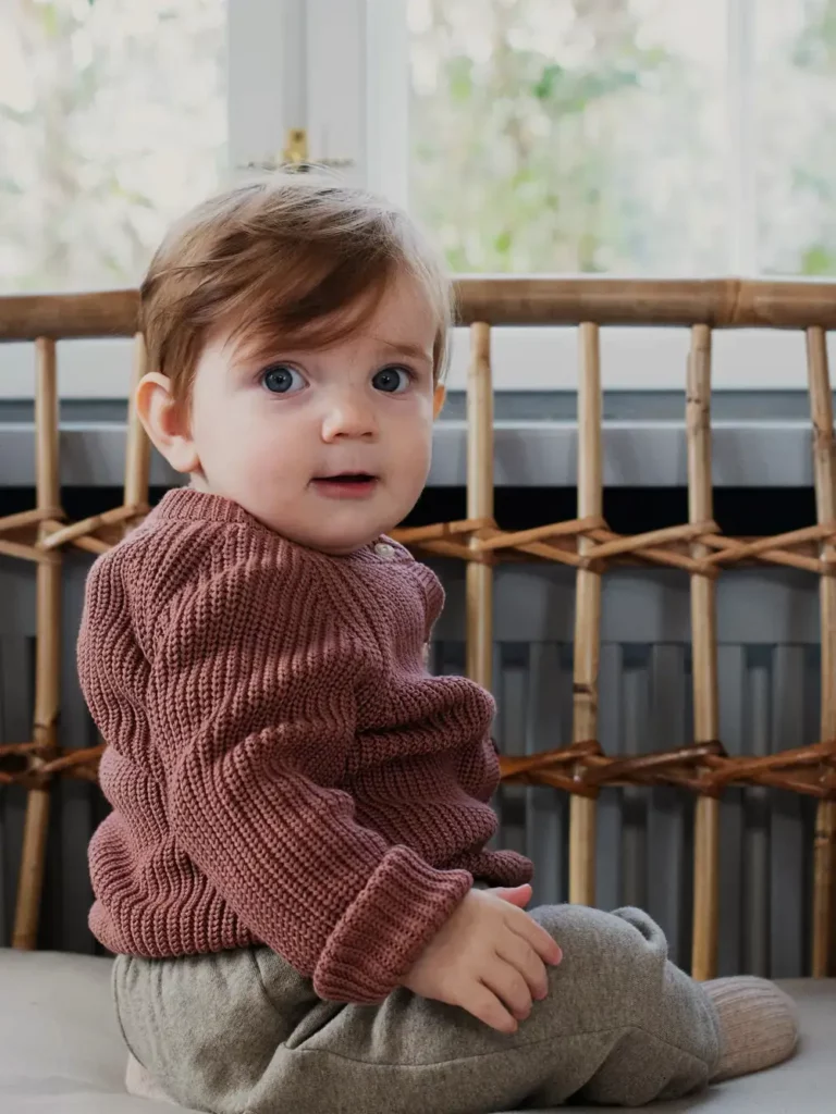 Baby trägt Jacke Finn Rosa 2