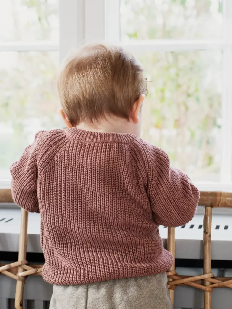 Baby trägt Jacke Finn Rosa 1