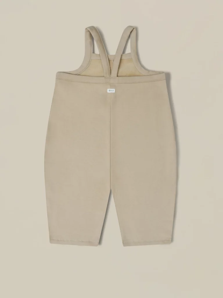 Rückseite von Latzhose Organic Sand