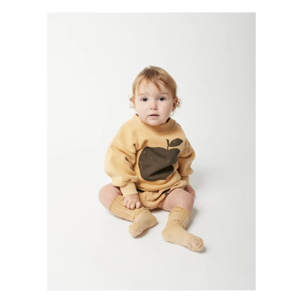 Baby trägt Pullover Bobo Choses Apfel Gelb 1